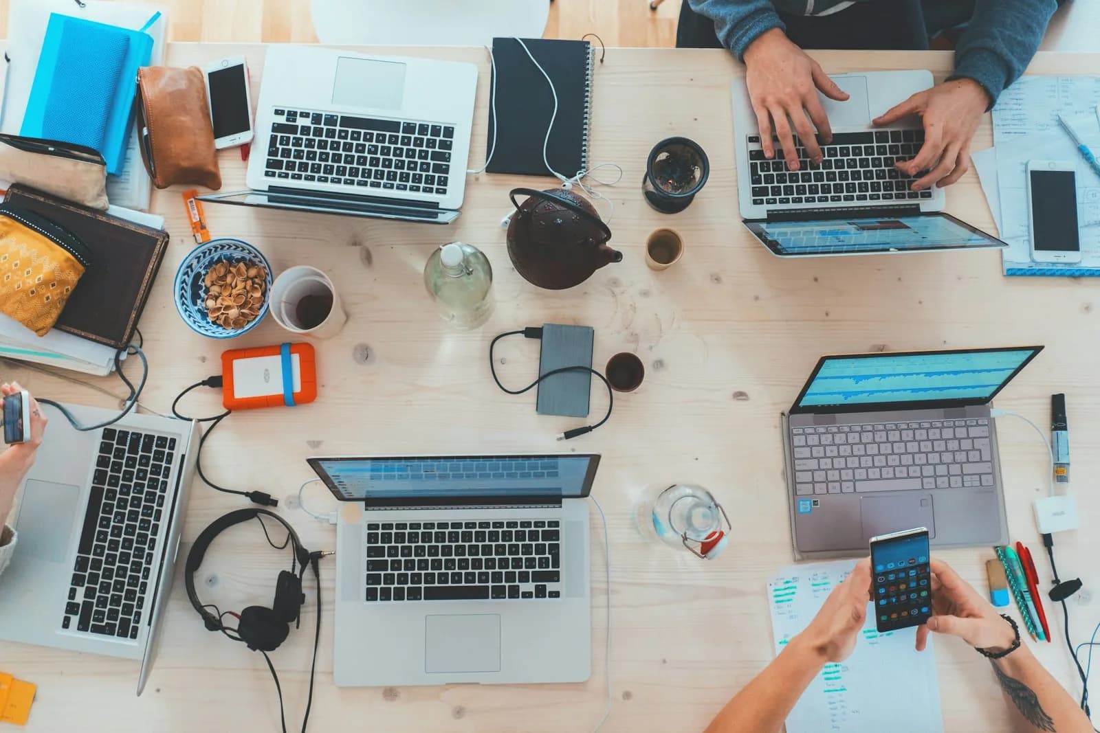 Dijital ürünler ve ekip çalışması — laptop ve araçlarla birlikte çalışma masası