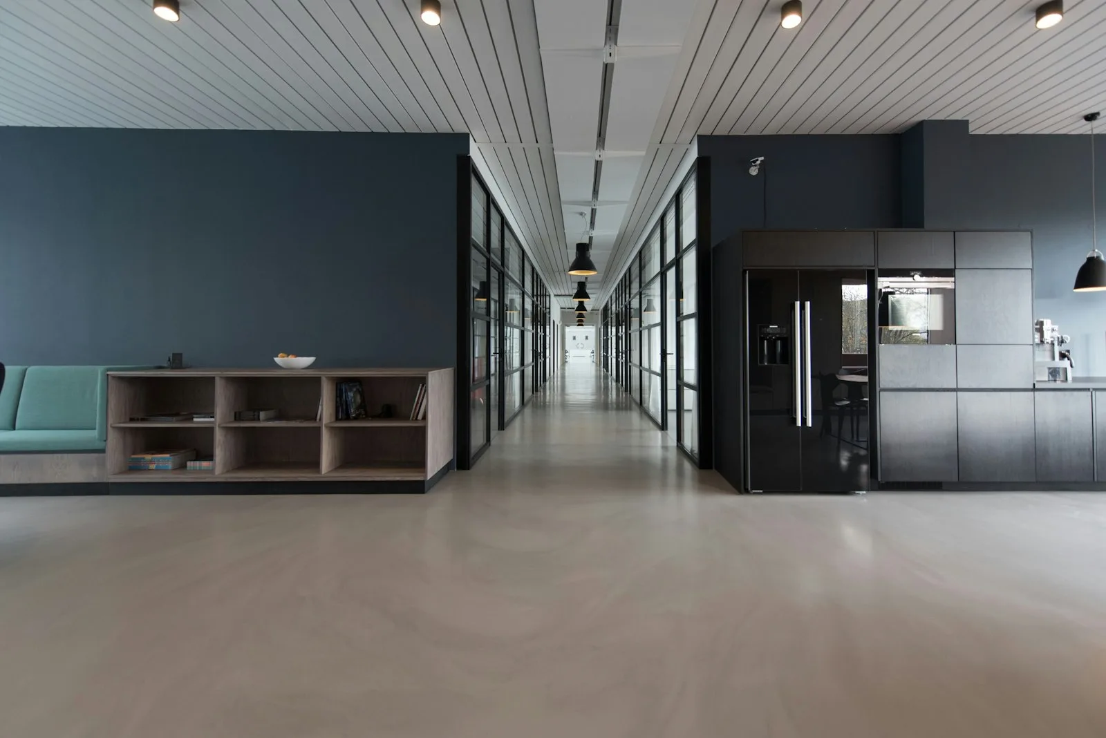 Modern ofis ortamı — Meatek Yazılım Konya Selçuklu merkezli çalışma alanı hissi